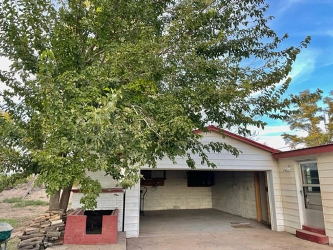 Building Photo - Ranch Style Farm