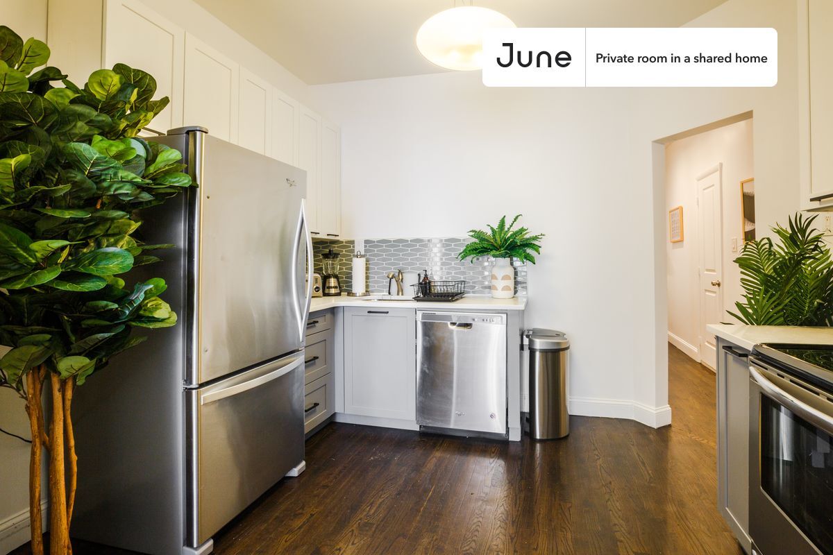Building Photo - Private bedroom in 3 bed/1 bath Home