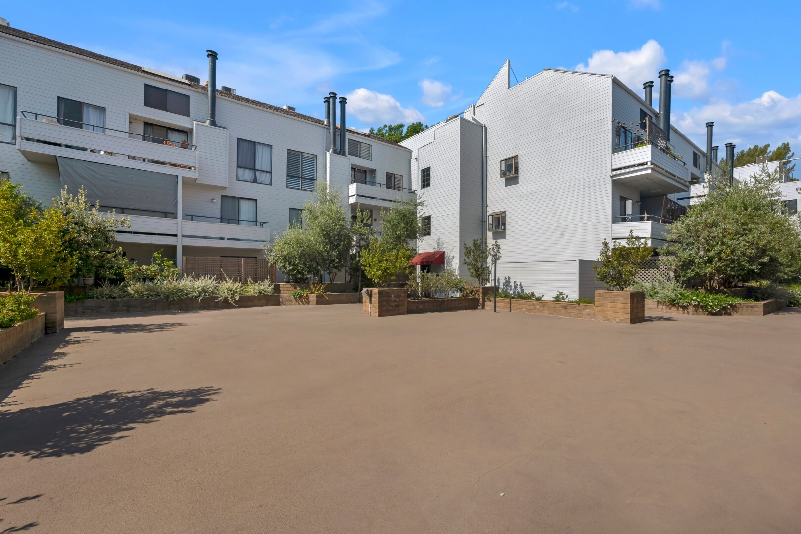Building Photo - 13331 Moorpark St