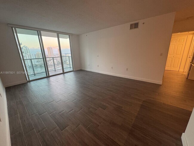 Building Photo - 1155 Brickell Bay Dr