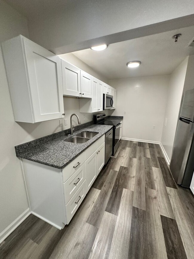 Building Photo - $1180 for Newly Renovated 1 bedroom in a 4...