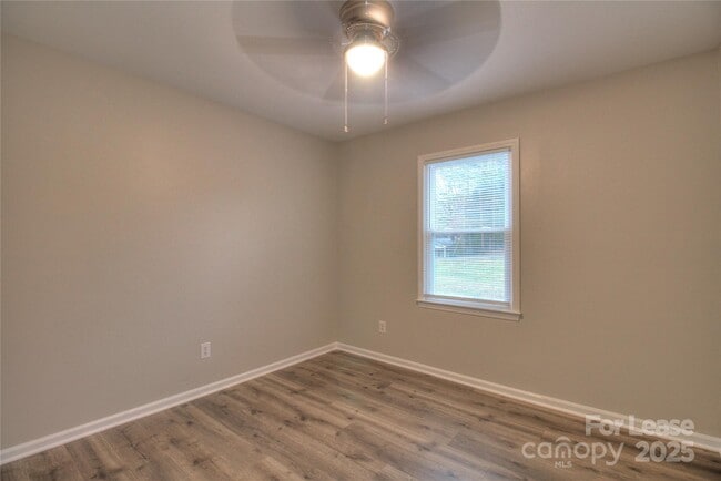 Building Photo - 1024 Sharon Dr