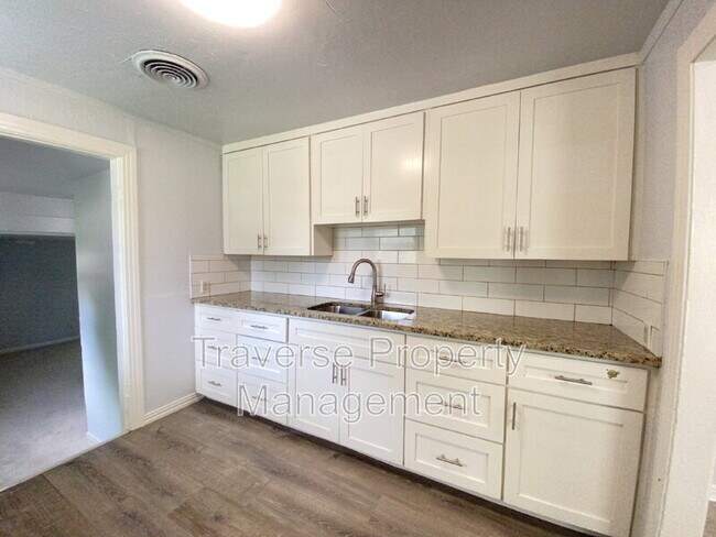 Building Photo - 5321 Locke Ave