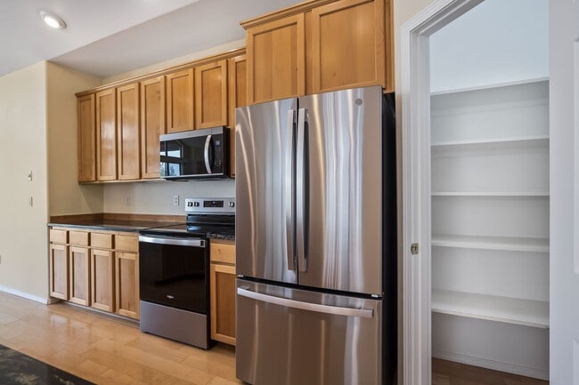 Building Photo - Beautiful Eagle Crest Home with Stunning Views and High-End Features!