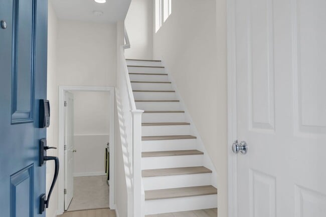Building Photo - Gorgeous remodeled 3 bedroom, 3 full bathroom home for rent!
