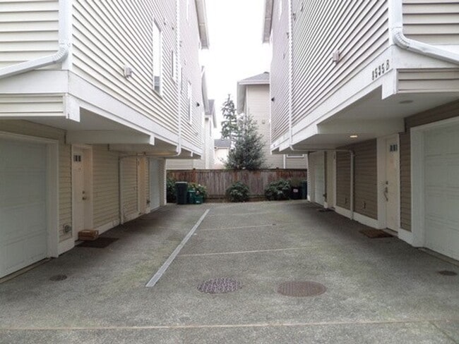 Building Photo - GREAT NEW PRICE! Stunning and Large 3-Bedroom Townhome with Garage FOR RENT in Green Lake!!
