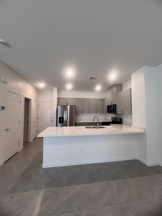 Building Photo - BRAND NEW TOWNHOUSE