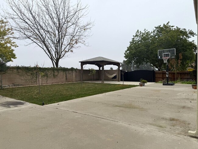 Building Photo - Lovely 5/3 with a desirable downstairs bedroom.