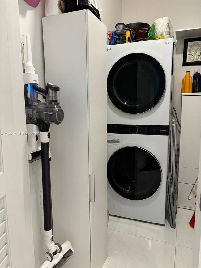 Building Photo - 301 Altara Ave