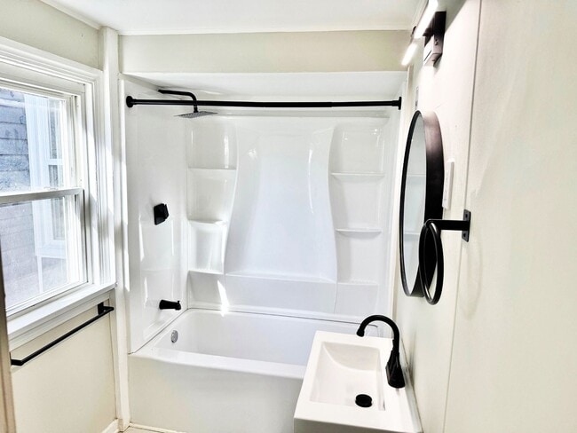 Building Photo - 924 Spring Ave NE