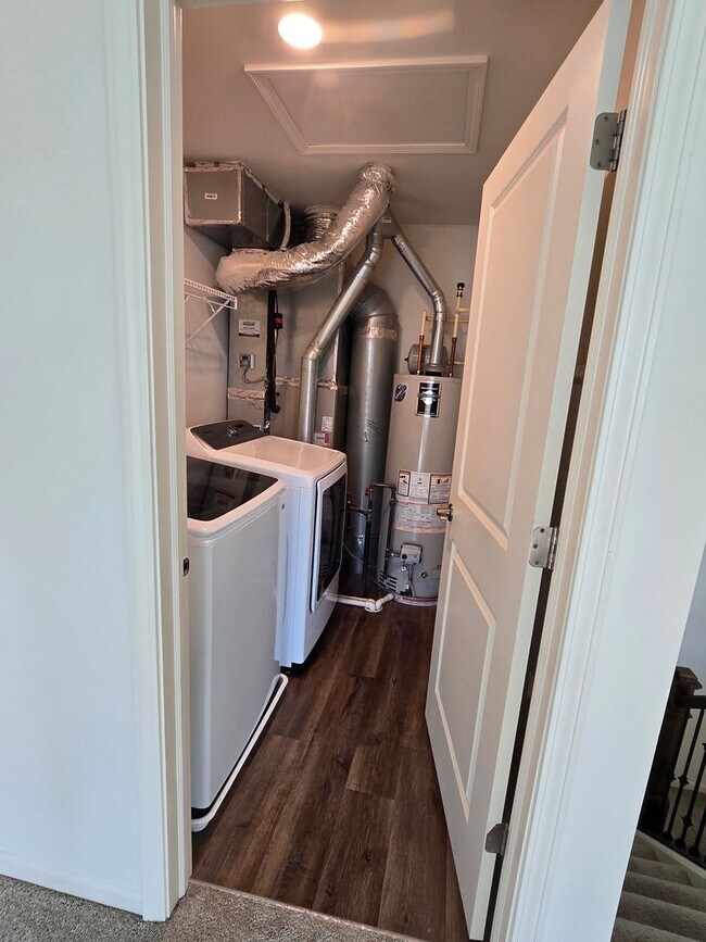 Building Photo - 1123 Hawk Hollow Dr