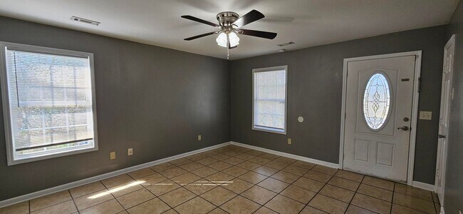 Building Photo - Single Family Home w/ Fenced in Backyard