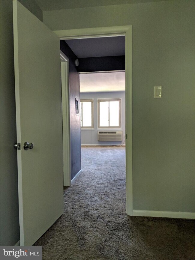 Building Photo - 250 Tanglewood Ln
