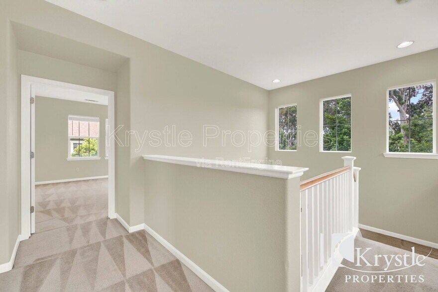 Building Photo - 300 Poplar Ave