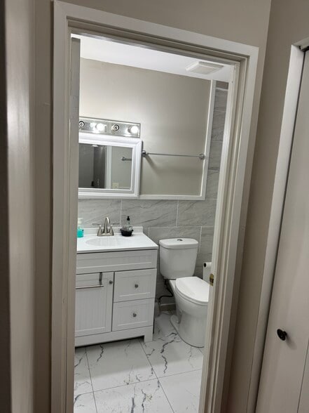 Building Photo - 252 Shorewood Dr