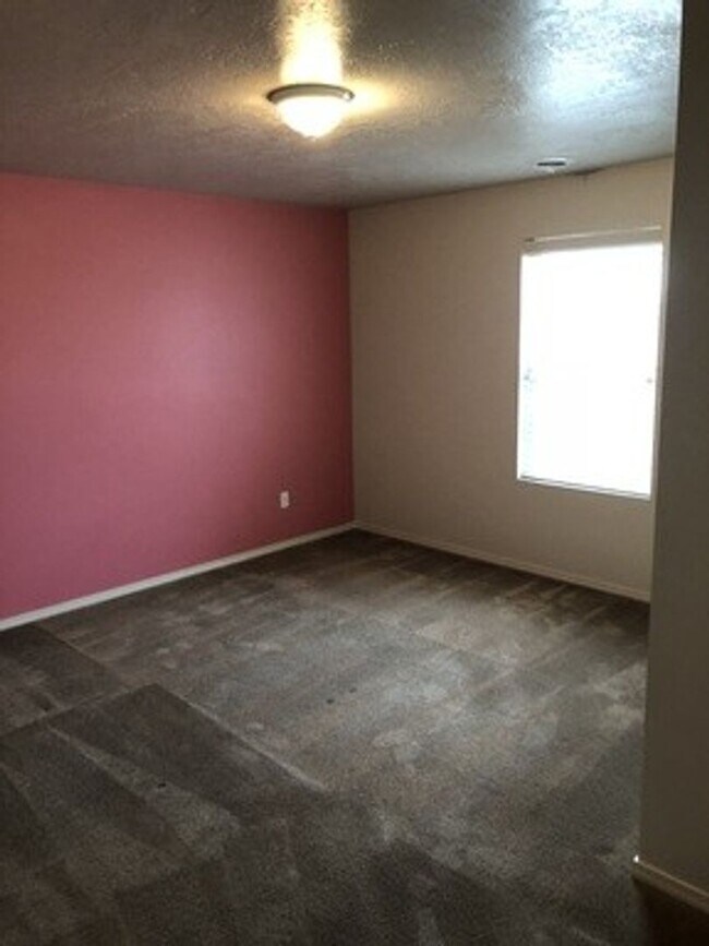 Building Photo - Walking distance to Settlers Park