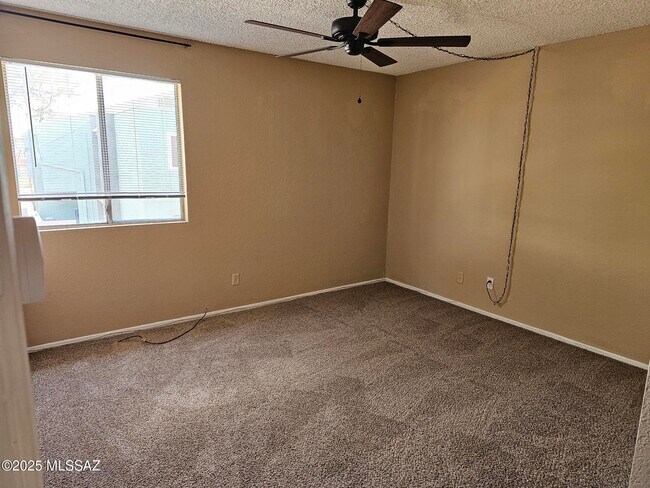 Building Photo - 820 S Langley Ave