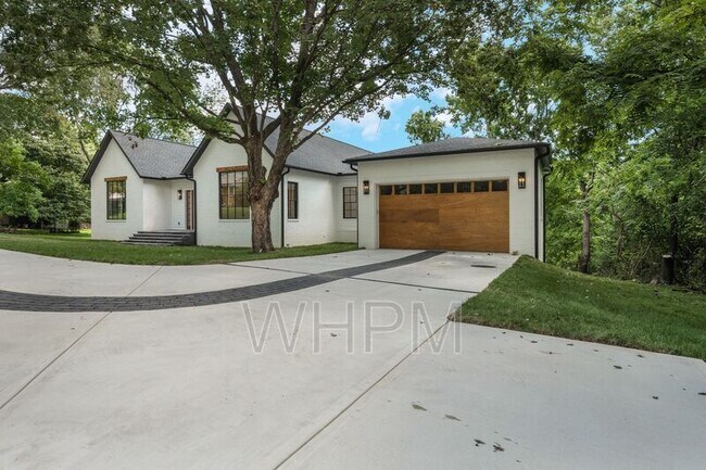 Building Photo - 541 Skyview Dr