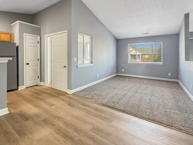 Building Photo - **2 bedroom 2 bath $1199/mo***Evansville, IN*** Pet Friendly**Vaulted Ceilings