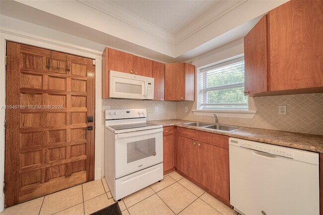 Building Photo - 2205 SW 13th St