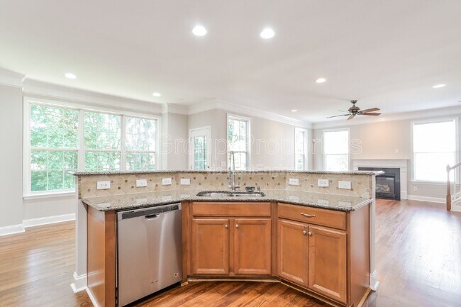 Building Photo - 7356 Sedgebrook Dr W