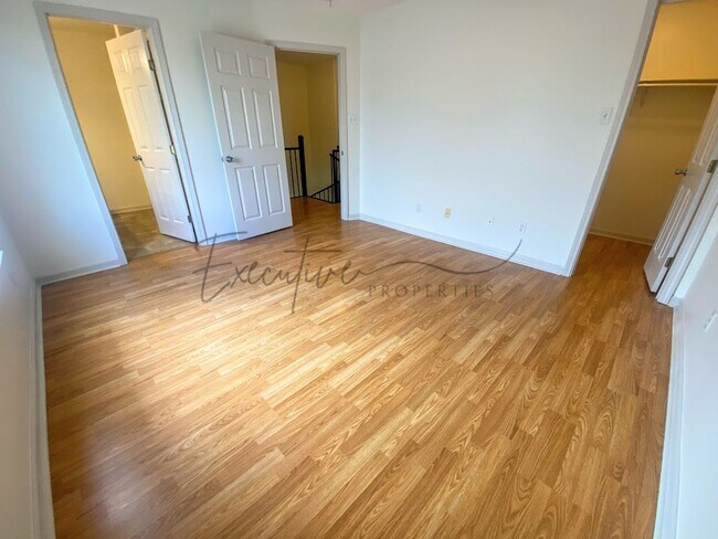 Building Photo - Updated 2-Bed Townhouse Steps from McNeese...