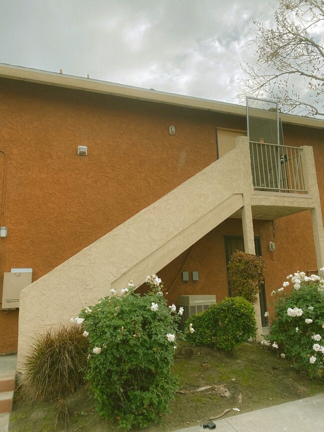 Building Photo - 1 Bedroom Condo For Rent