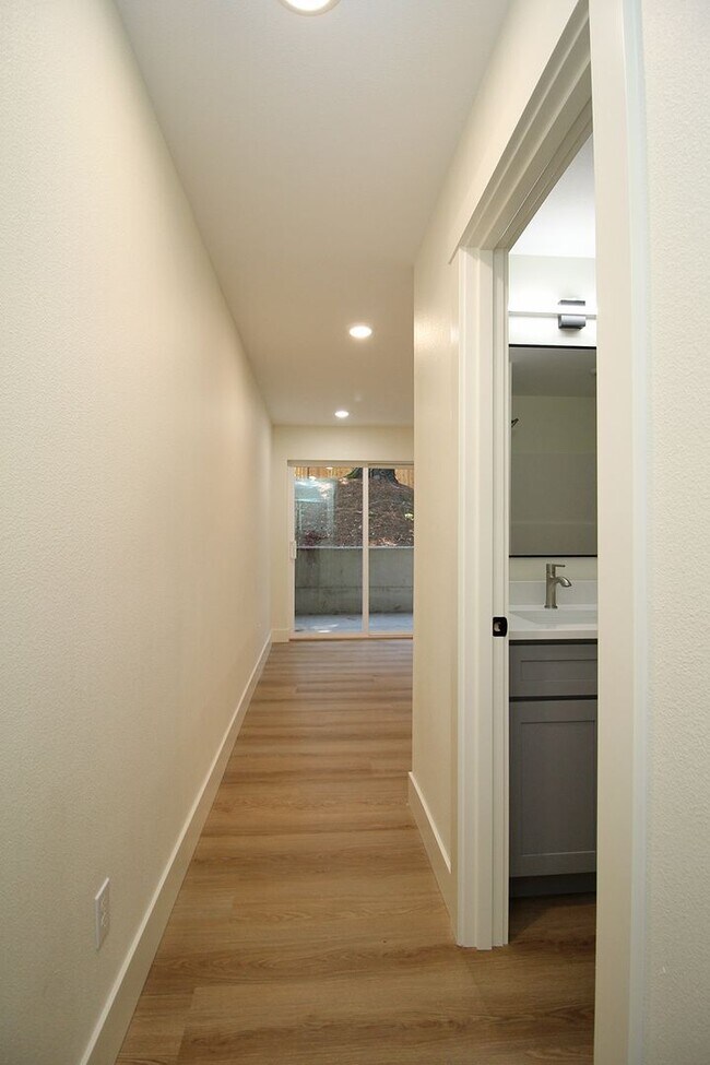 Building Photo - 4660-4660 SW Fairvale Ct