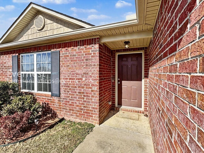 Building Photo - 3 Bed/2 Bath Home with Fenced Yard & Garage / Pet-Friendly / Available Soon!