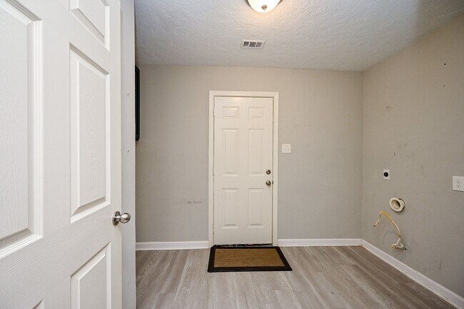 Building Photo - 602 Mobile Ct