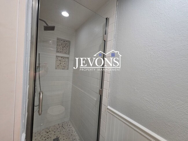Building Photo - $500 Rent Credit - Comfortable family home...