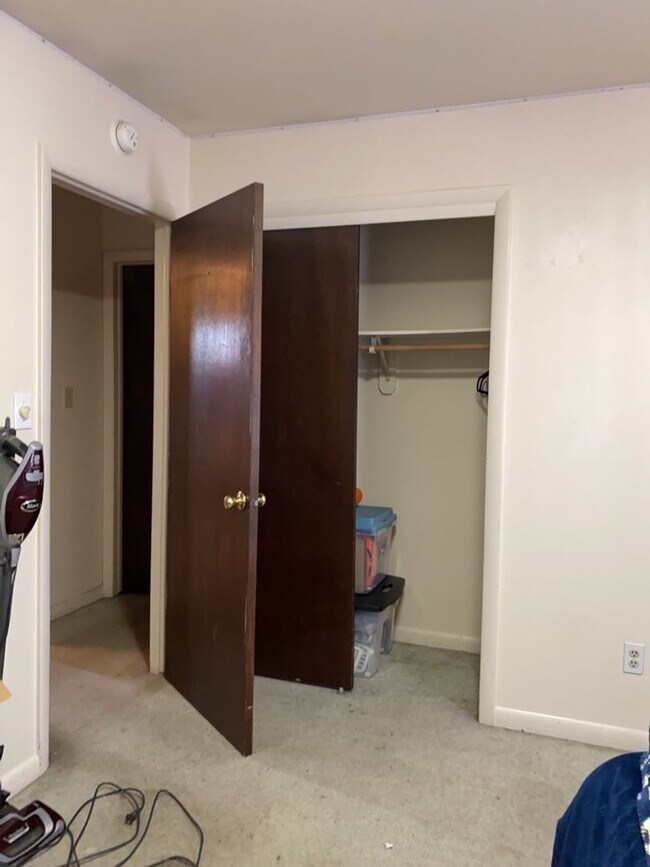 Building Photo - STUDENTS WELCOME! Sprawling 6 Bed / 3 Bath Home Near College and Drake