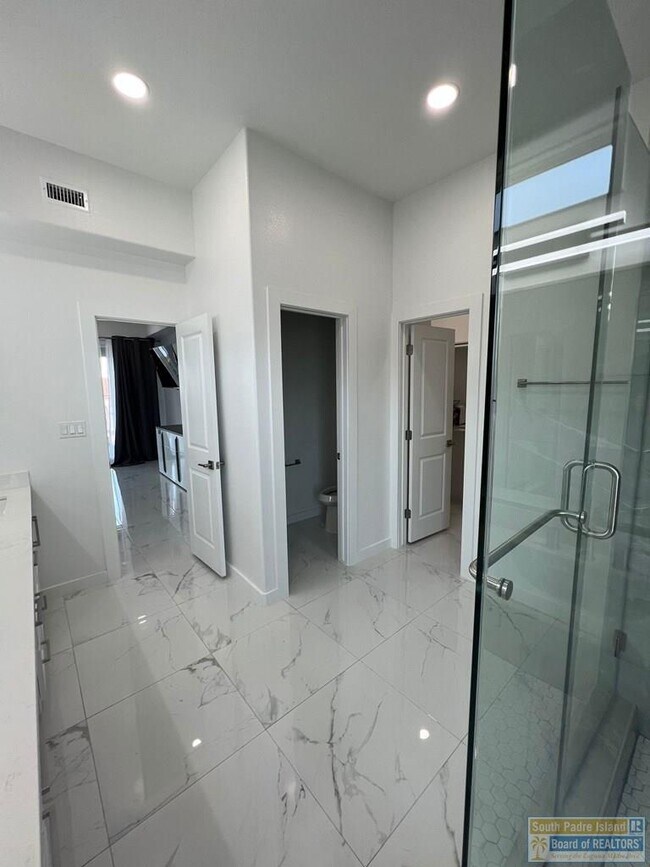 Building Photo - 154 Oleander Dr