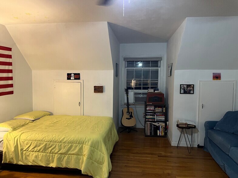 upper east bed - 1816 W Arrowhead Plz