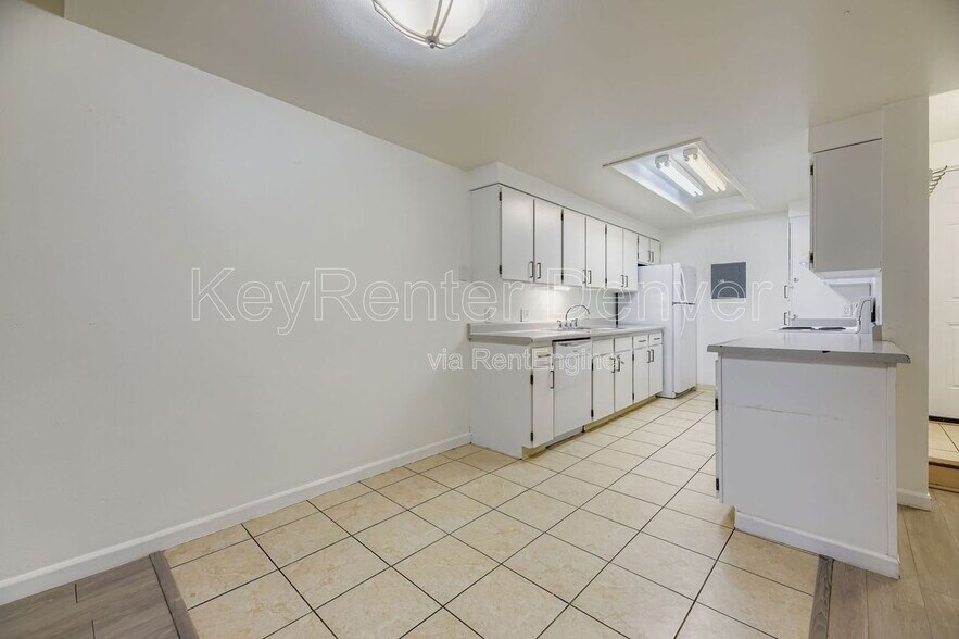 Building Photo - 2929 W Floyd Ave