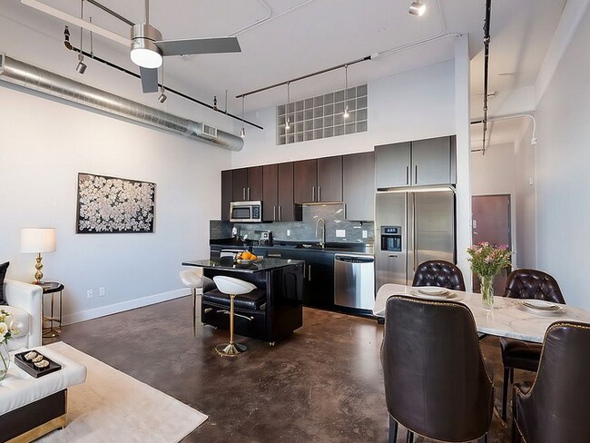 Building Photo - 831 S Flores St