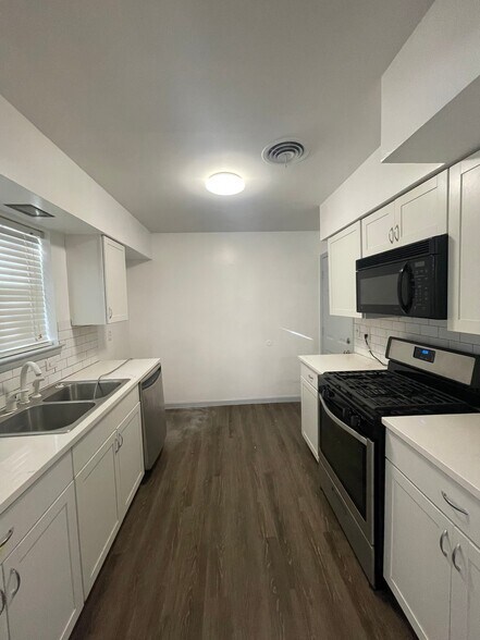 Building Photo - 12035 Sunland St