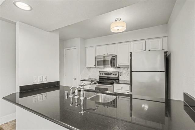 Building Photo - 5926 Sandhurst Ln