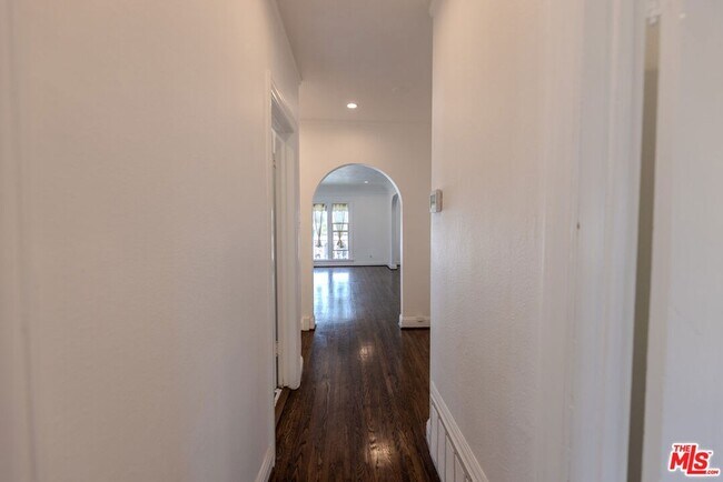 Building Photo - 1067 S Sycamore Ave