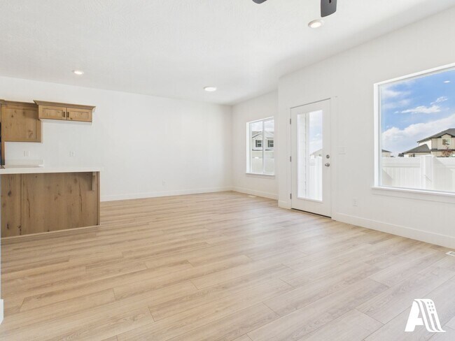 Building Photo - 443 E 650 N