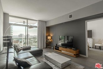Building Photo - 13700 Marina Pointe Dr