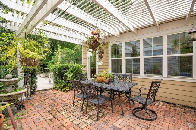 Building Photo - Queen Anne Victorian Estate