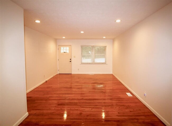 Building Photo - 520 N Hale St