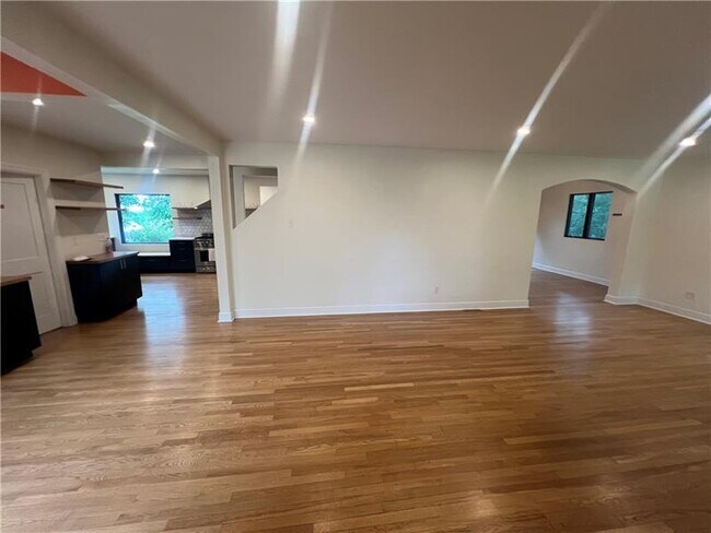 Building Photo - 127 Westland Dr