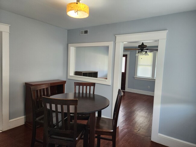 Building Photo - Cute Renovated 2 Bedroom Home with Huge Ga...