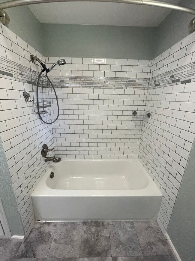 Building Photo - Pet Friendly 3 Bedroom with Spacious Yard!