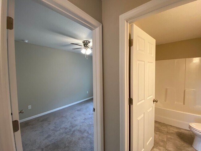 Building Photo - Custom Home - Desirable SW Ocala neighborhood 3/2/2 ** Wont Last**