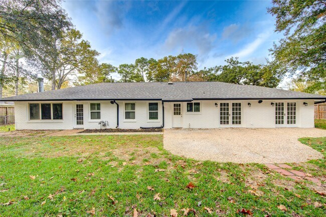 Building Photo - 8439 Westview Dr