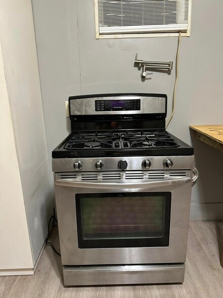 Building Photo - 306 Sutton St