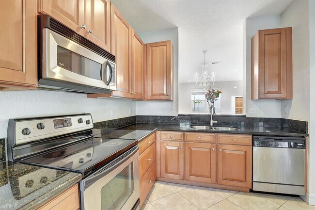 Building Photo - 4 br, 3.5 bath Townhome - 1125 NW 18th Ave